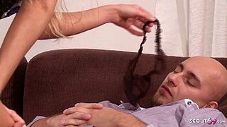 Милфа разбудила его сидением на лице, соблазнила страпоном на лице и дрочила - порно видео