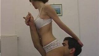 Подросток Корина борется с. - порно видео