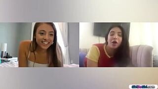 Студентка подруги мастурбирует анальной игрушкой перед вебкамерой - порно видео