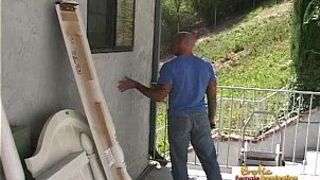 Лысый сантехник трахает тугую жопу своего грудастого клиента - порно видео