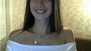 Горячая крошка раздевается перед вебкамерой - порно видео