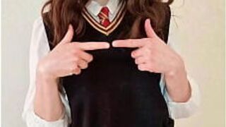 Гермиона немного застенчива, но ее застенчивость не помешает ей быть шаловливой шлюшкой, готовой трахаться прямо сейчас. - порно видео