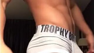 Горячая латиноамериканка показывает выпуклость перед камерой - порно видео