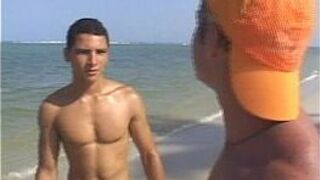 Горячий гей-тройничок трахается на пляже - порно видео