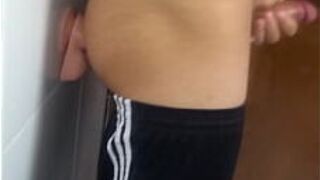 Молодой фембой кончает с комфортом - порно видео