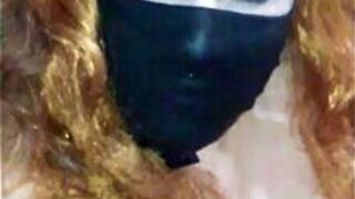 Маска для лица прикрыла рот черным дилдо - порно видео