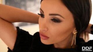 Богиня секса Алиссия Кент получает удовлетворение от двойного проникновения - порно видео