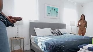 БАНГБРОС - Возбужденная латинская горничная Стефания Мафра испытывает сексуальные искушения и принимает весь большой черный член клиента - порно видео