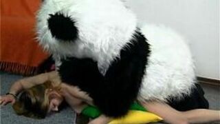 Вечеринка в костюмах с девушкой-тинкой, которую заставили трахнуть страпоном - порно видео