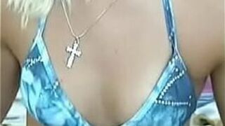 Любительская телочка с маленькими сиськами перед камерой - - порно видео