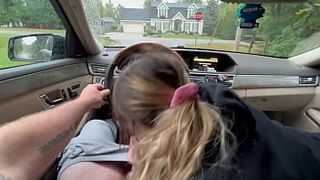 Мама сосет мне в машине - порно видео