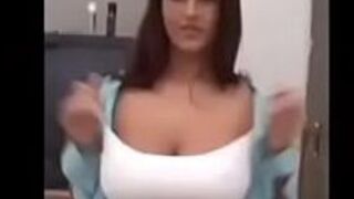 Подборка девушек, светящих их сиськами - порно видео