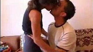 Зрелая трахается с молодым любовником, который хорошо трахается - порно видео