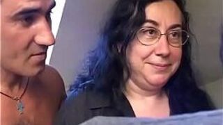 Они приглашают соседа в сексуальную ловушку - порно видео