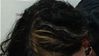 Глупая уродливая сучка рвет на пол и трется им лицом - порно видео