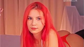 Она пошла сменить шорты на трусики, потому что в них чулки выглядят лучше - порно видео