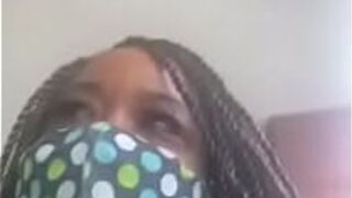 Прогулка на публике с прикрепленной игрушкой-розой - порно видео