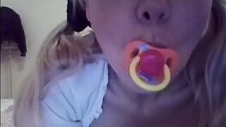 Шанталь, ты слишком взрослый для пустышки и подгузника! - порно видео