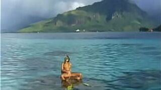 Катя занимается сексом под водой в тропических водах возле Бора-Бора - порно видео