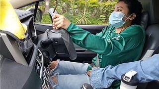 Азиатская девушка-водитель предлагает пассажирам чаевые за трах - порно видео
