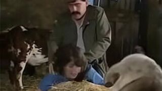 Жену трахнули в сарае - порно видео
