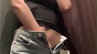 Горячая милфа мастурбирует в примерочной магазина - порно видео