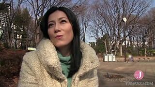 Озорную игрушку вручают зрелой женщине с красивым лицом и следят, и до промежности доходит вид припухлости и ощущение спелого тела! - порно видео