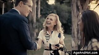 Чувак трахается с давно забытой третьеклассницей зрелой учительницей - порно видео