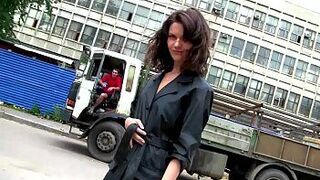 Вы видели, как она позирует голой на публике? - порно видео