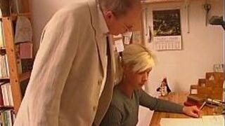 Юная блондинка соблазняет старого наставника-учителя - порно видео