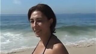 Бразильская милфа с большой задницей получает камшот на лицо - порно видео