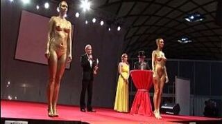 Горячие девушки позируют обнаженными на стрип-шоу - порно видео