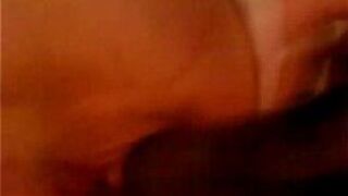 Милфу трахают резиновым большим членом - порно видео