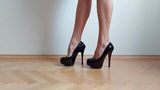 Дрочка ногами с сексуальными черными туфлями на высоких каблуках - порно видео