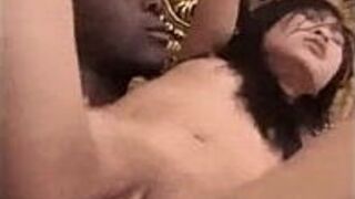 Вьетнамскую девушку трахает большой черный член - порно видео