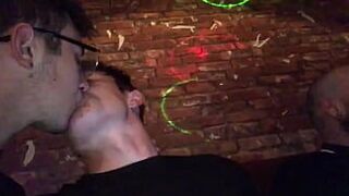 Молодых близнецов трахают в метро - порно видео