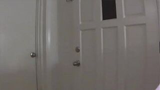 Найдено порно - доставка осмеливается дразнить, наблюдая, как я играю с киской - порно видео