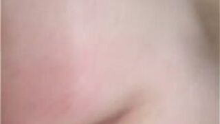Как вкусно, папочка, мне нравится ударять себя дилдо и кончать под душем сквирта - порно видео