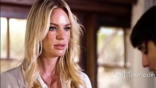 В ярости мачеха трахает его от гнева - порно видео