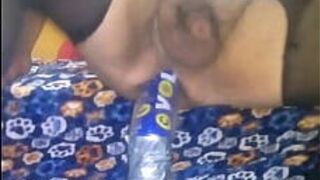 Ммм, мне нравится засовывать бутылки себе в задницу - порно видео