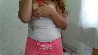 Скучно и в одиночестве дома я кончаю тем, что трахаю два гигантских дилдо - порно видео