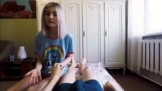 Играю в видеоигры с моей сестрой - порно видео