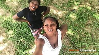 Селфи в парке перед лесбийской скачкой на киске на улице, романтический секс пары - порно видео