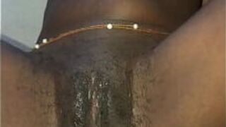 Мокрая черная киска нуждается в большом хуе - порно видео