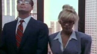 БЛОНДИНКА В ЛИФТЕ - порно видео