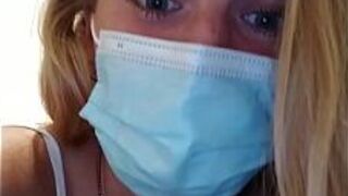 Развратные селфи - Шопинг. Рискованное лизание попки и киски в примерочной. Минет, глотает сперму. - порно видео