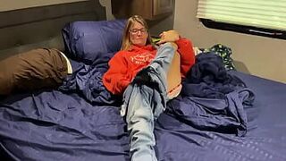 Домашнее видео, как худенькая жена получает кримпай в волосатую киску - порно видео