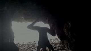 На пляже, спрятанном в пещере - порно видео