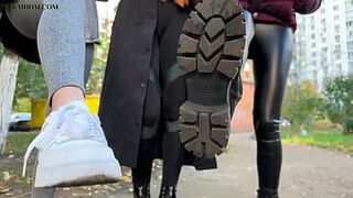 Вас остановили неизвестные девушки, чтобы вас унизили - женское доминирование с тройным плевком на публике - порно видео