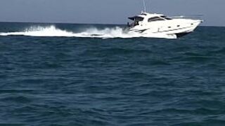 Французская брюнетка на высоких каблуках показывает свои таланты - порно видео